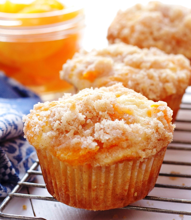 Peach-cobbler-muffins