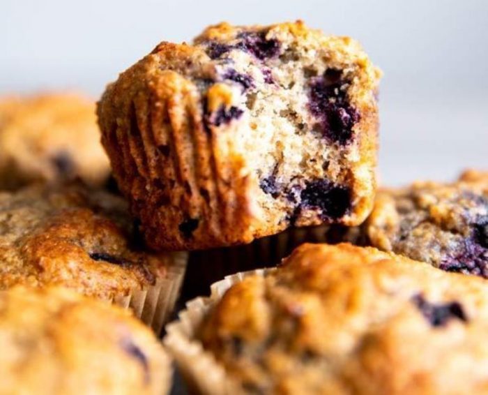 These Blueberry Oatmeal Muffins ? they are 100% whole grain, refined sugar free (!!), moist from Greek yogurt so they only need a splash of oil… Just perfectly healthy and delicious with just 15 minutes prep time!