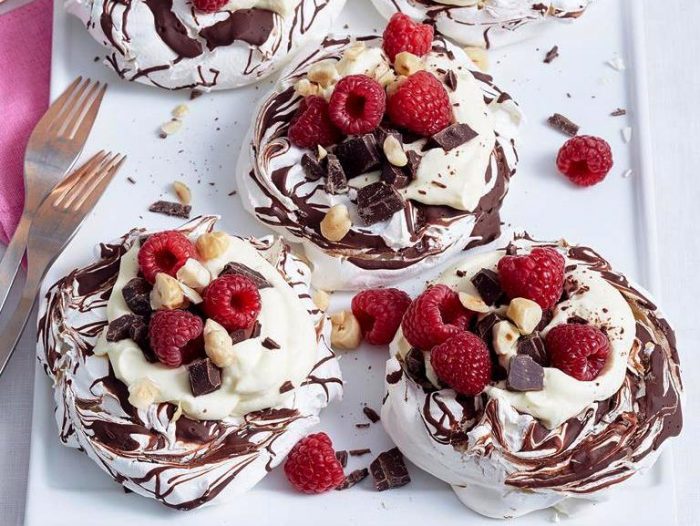 Choc-hazelnut-mini-pavlovas