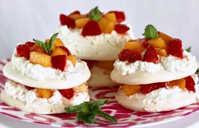 Mini-pavlova-cakes-strawberries-peaches