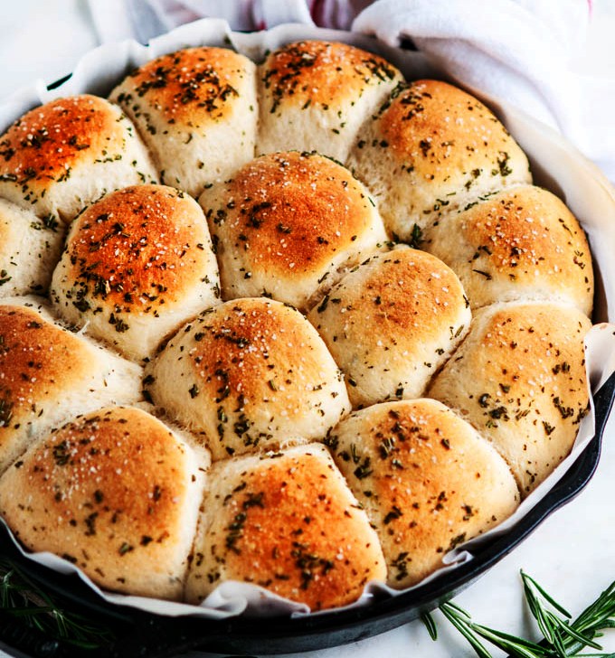 Rosemary-garlic-dinner-rolls
