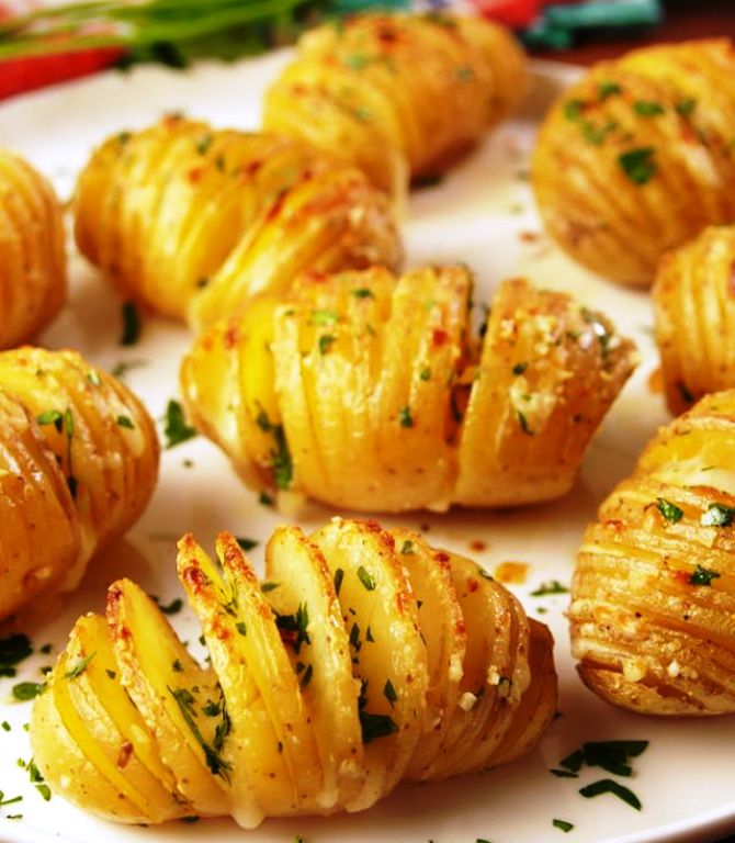 To our minds garlic and butter beats out chocolate and peanut butter for best all time flavor pairing. The powerful, almost spicy flavor of garlic goes so well with the mouth-watering richness of butter.