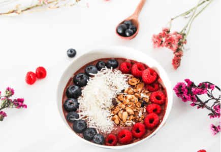 A Vegan Chocolate Raspberry Smoothie Bowl recipe. For an easy protein breakfast with all the fresh tasty berries and granola with honey.