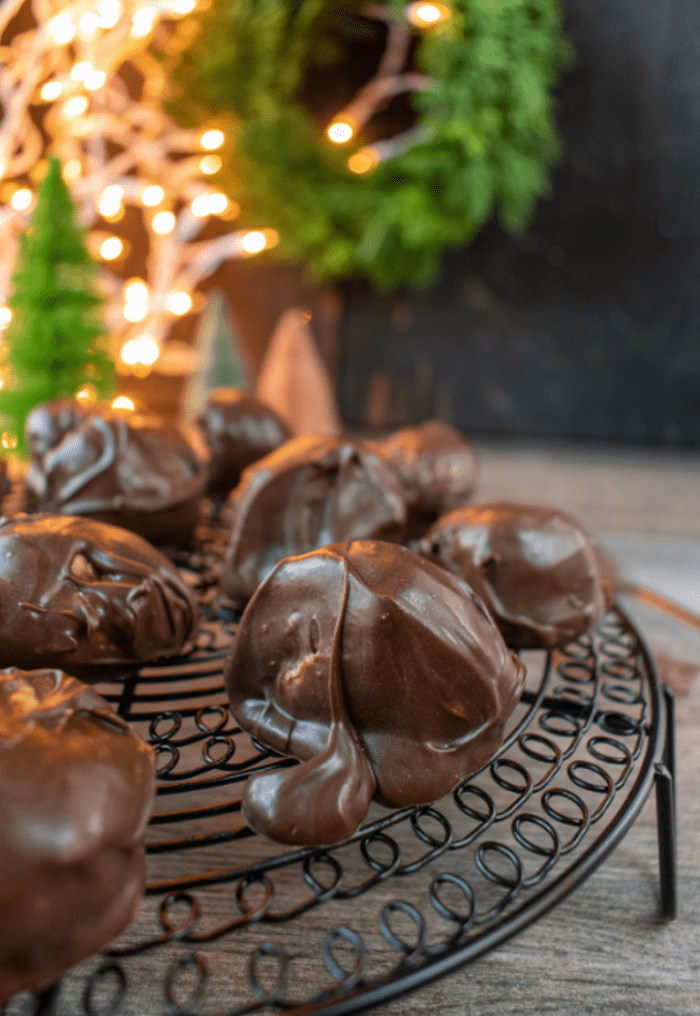 Chocolate and Peanut Butter Balls recipe. A no bake protein energy snack with peanut butter, mixed graham crackers covered in dark chocolate. Made with biscuit mixed with peanut butter then coated in the dark chocolate.