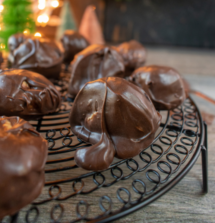 Chocolate and Peanut Butter Balls recipe. A no bake protein energy snack with peanut butter, mixed graham crackers covered in dark chocolate.