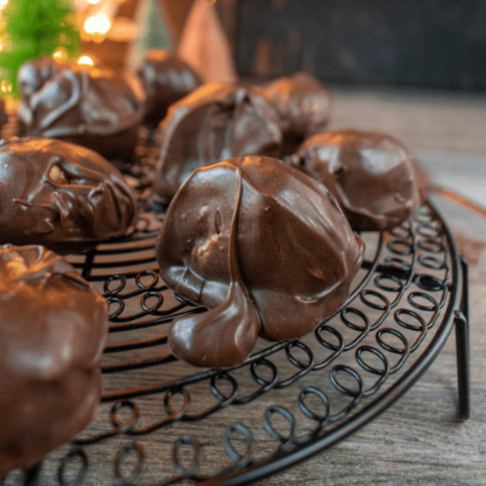 Chocolate and Peanut Butter Balls recipe. A no bake protein energy snack with peanut butter, mixed graham crackers covered in dark chocolate.