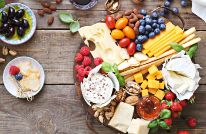 How to make Cheese Platter Appetizers. During the holiday season this board of cheeses and biscuits with fruits and wine is easily made.