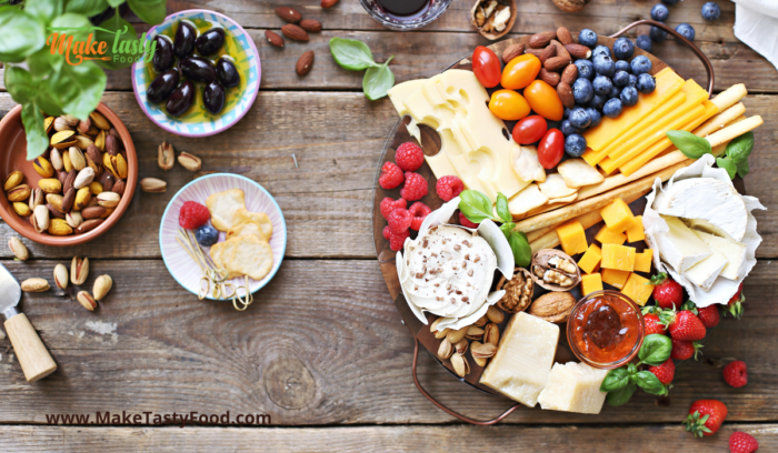 How to make Cheese Platter Appetizers. During the holiday season this board of cheeses and biscuits with fruits and wine is easily made.