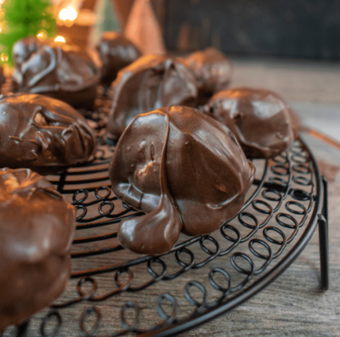 Chocolate and Peanut Butter Balls recipe. A no bake protein energy snack with peanut butter, mixed graham crackers covered in dark chocolate.