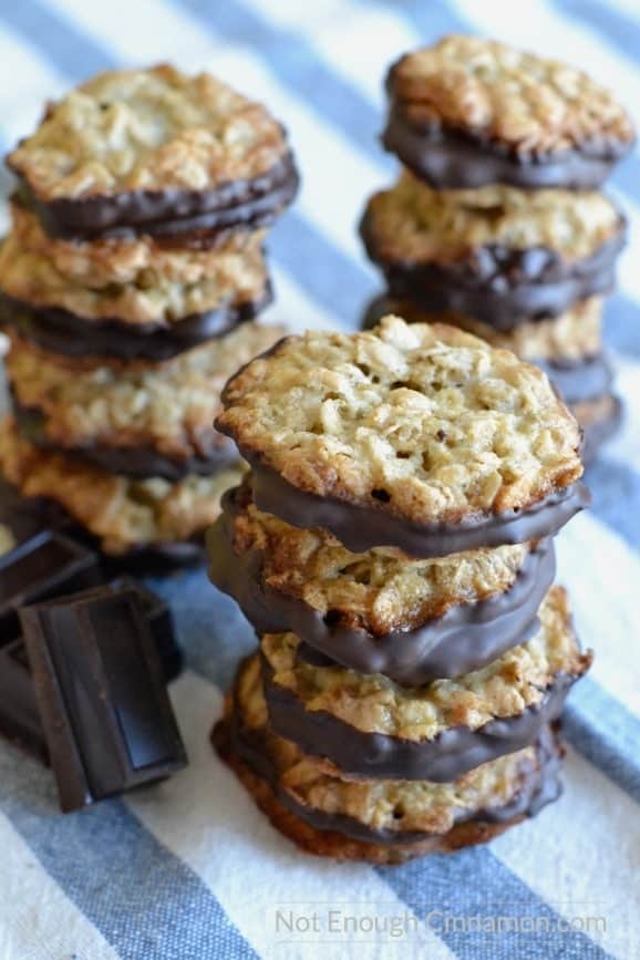 Fell in love with Ikea's Crispy Oatmeal Cookies? Don't worry, this recipe for Crispy Oatmeal Chocolate Sandwich Cookies might be even better than the popular Ikea Cookies!