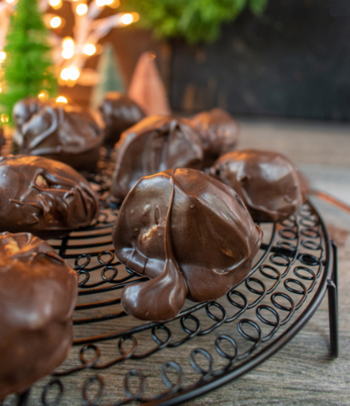 Chocolate and Peanut Butter Balls recipe. A no bake protein energy snack with peanut butter, mixed graham crackers covered in dark chocolate.