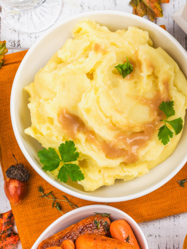 How To Make Mashed Potato recipe Grandma´s way. Easy homemade fluffy mashed potato and gravy made from scratch as a side dish with dinner.