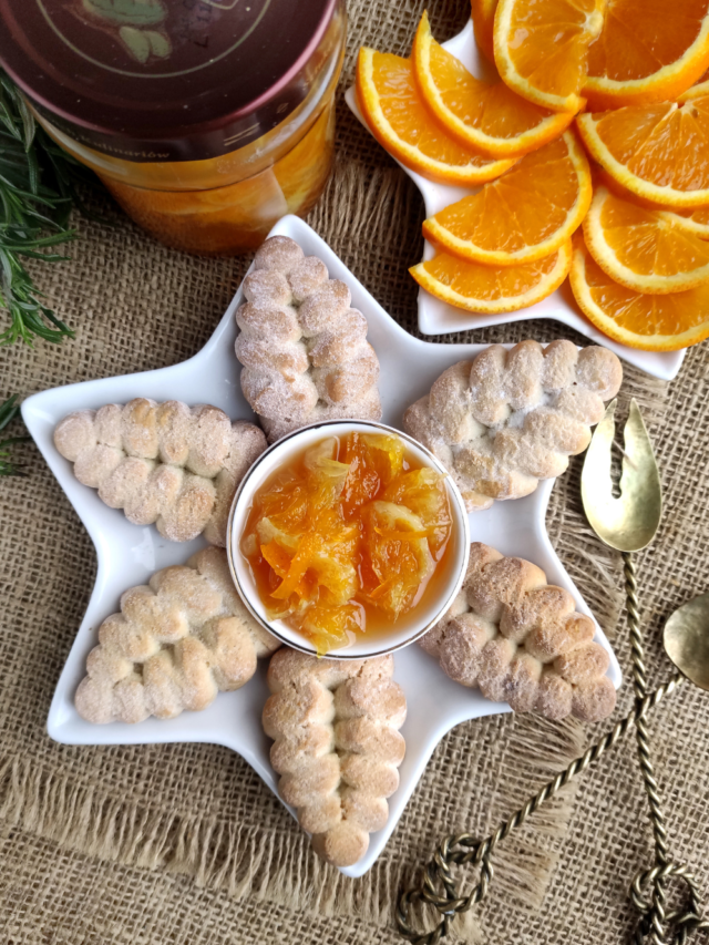 Easy Homemade Orange Marmalade recipe idea. This orange marmalade has a touch of lemon and rosemary, add in many recipes, or on toast.
