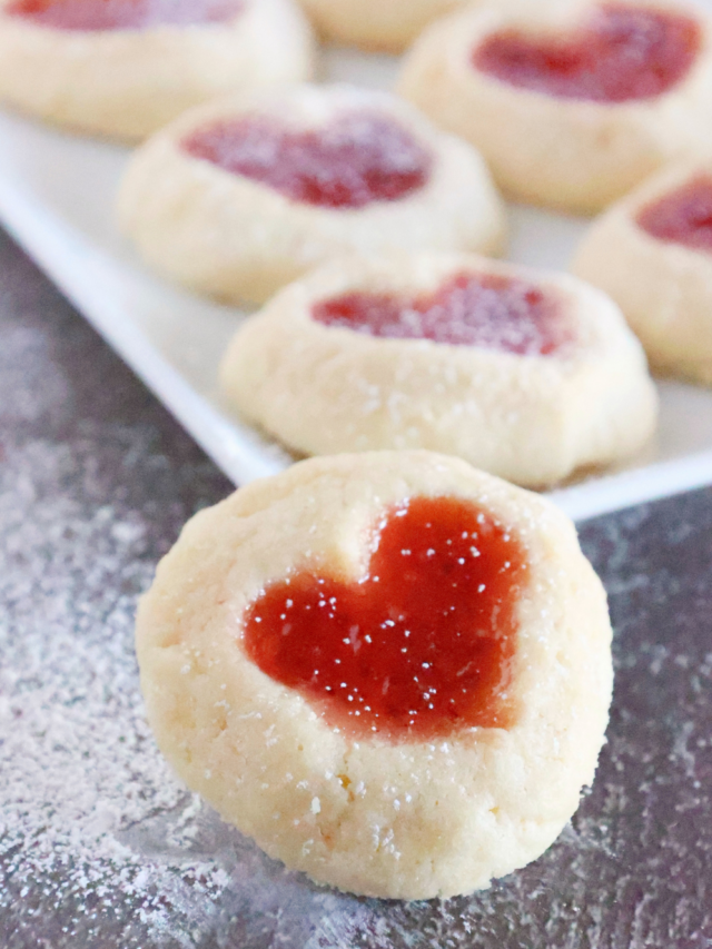 15 Valentine Cookie Recipes ideas to create. Easy homemade decorated with icing biscuits to bake, kolaczki, sugar cookies and cherry pie cups.