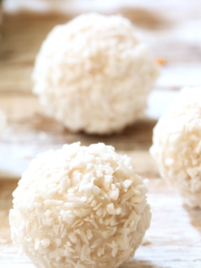 Easy no bake Truffles Ball Recipes ideas to create. Homemade snacks that are made with chocolate, oreo cookies, raspberry and blueberries.