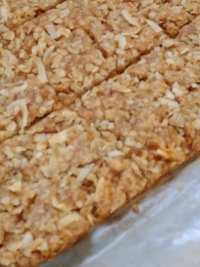 Bake The Best Oat Crunchies recipe idea with coconut and honey. Easy and healthy oatmeal or jungle oats South African family snacks.