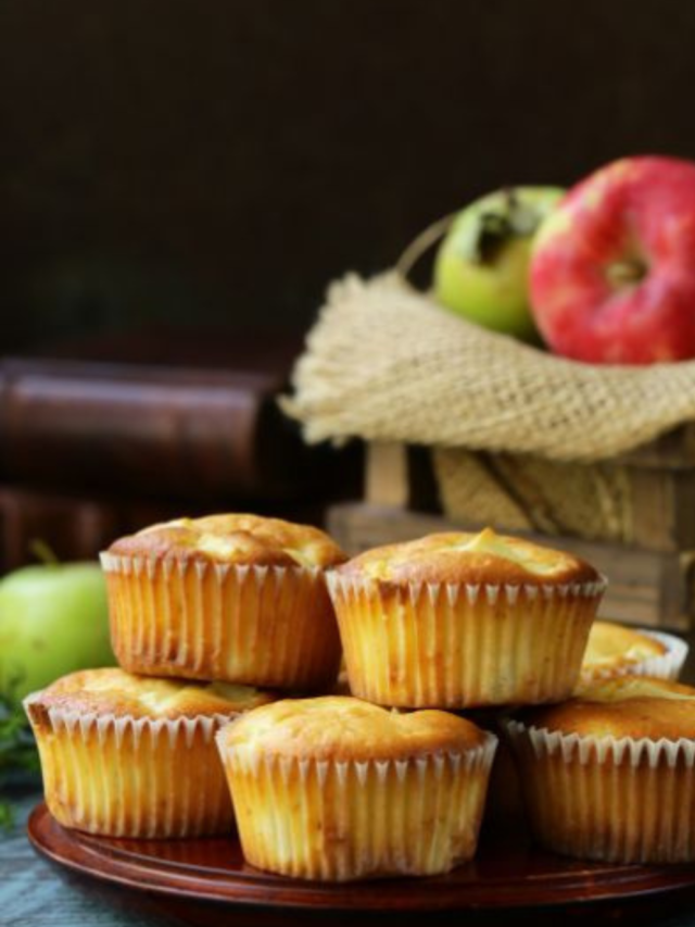 Healthy Easy Apple Muffins recipe for snacks. Fresh homemade muffins with cinnamon and coconut oil and honey, topped with brown sugar.
