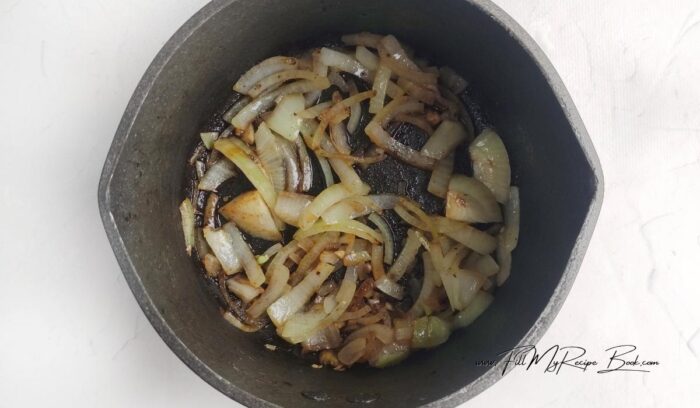 Remove the tough parts, divide the cauliflower into small florets, and cut them into 1/4-inch thick slices. Place the cauliflower in a bowl. Marinate in salt, spices, and olive oil for 10 minutes.
Slice the onion into strips and mince the garlic. Sauté the onion in olive oil until soft, add the garlic, and cook for another minute. 🧄🧅