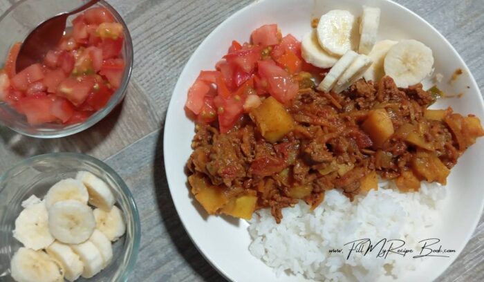 This curry and rice dinner is a cozy warming meal for winter days. All comes together with what you have in your kitchen. Potato and onion and carrots. Rice and herbs and spices with ground minced meat, beef. Use any meat you have, chicken also is a good alternative. A warm and not to hot meal for the family. enjoy