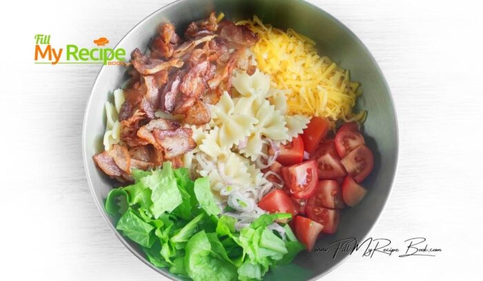Cut the bacon into squares and fry until crispy in a frying pan. Place the fried bacon on a paper towel and blot off any excess fat.
Cut the tomatoes into 4-6 pieces. Chop the lettuce leaves with a ceramic knife or tear them.