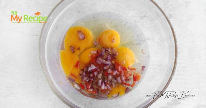 Beat the eggs and salt in a bowl. Add the onion and bell pepper. Pour the egg-vegetable mixture over the potatoes and bake in the oven at 180 deg. C (356 deg. F) for about 20 minutes. 
