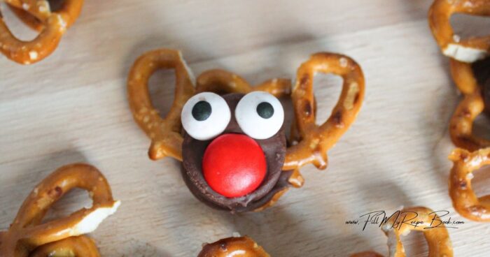 Sweet, salty, and oh so cute! Make these quick oven bake Rolo Pretzel Reindeer for a fun Christmas treat. To cute!
Perfect for parties, gifting, or snacking while wrapping presents!