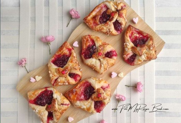 Additional details, such as small hearts made from dough or icing sugar, make the cakes truly festive. You can experiment with shapes and sizes. We folded the dough like an envelope and added decorative elements.