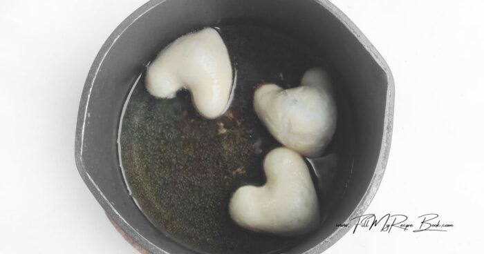 Form the remaining dough into hearts as well. Transfer them to a board, cover with a towel, and let rise for 25 minutes.
Heat the oil and fry the hearts for 1 minute on each side.