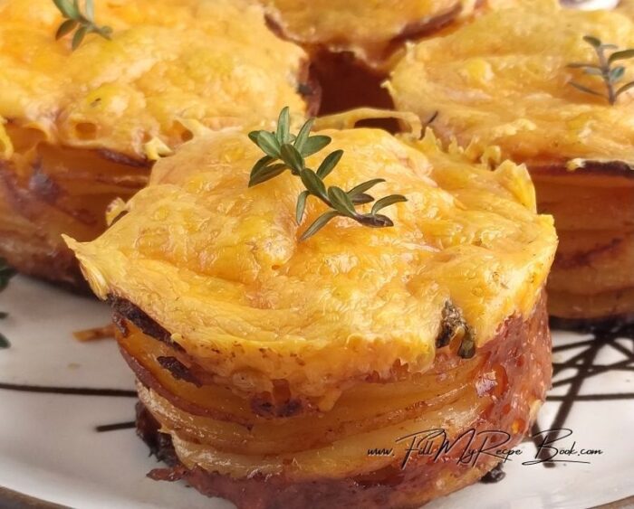 For perfect results, it's important to choose the right ingredients. Choose potatoes that are suitable for baking. We chose the red variety. The potatoes should be firm, without green spots or sprouts. When choosing cream, choose products with at least 30% fat. This provides a velvety texture and doesn't separate during baking.