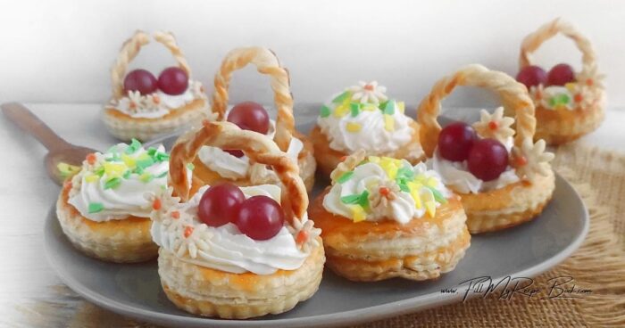 Decorate the daisies with a drop of melted orange chocolate or icing. Arrange the daisies in the baskets.